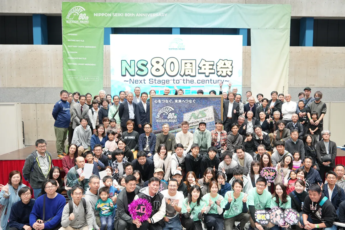 Commemorative photo with the heartfelt mosaic art