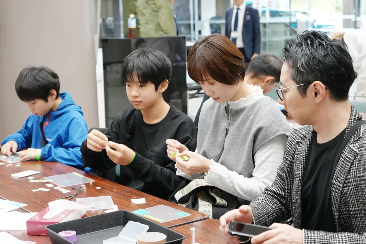 Upcycling pandemic splash guard partitions into unique, eco-friendly photo frames – a memorable item